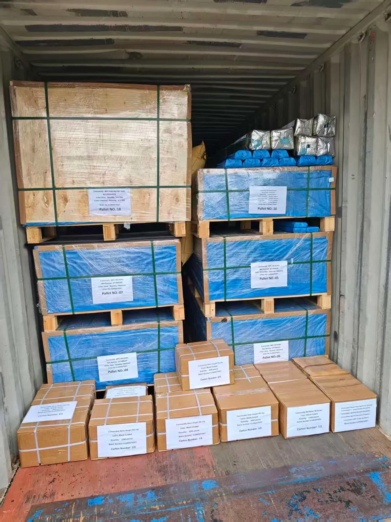 Mercancía paletizada y cajas dispuestas dentro de un contenedor de transporte