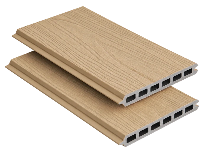 Tablas completas de vallado de composite SG160Q20-A en beige, veta de madera en superficie plana, con el perfil visible