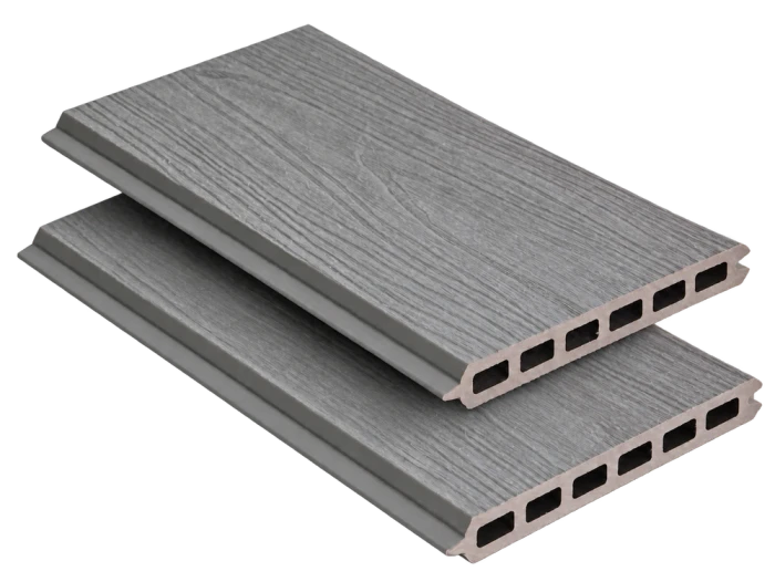 Tablas completas de vallado de composite SG160Q20-A en gris claro, veta de madera en superficie plana, con el perfil visible