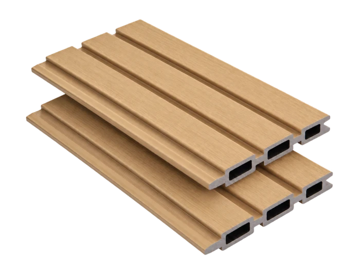 Tablas completas de vallado de composite SG160Q20-B en beige, perfil ranurado, con el perfil visible